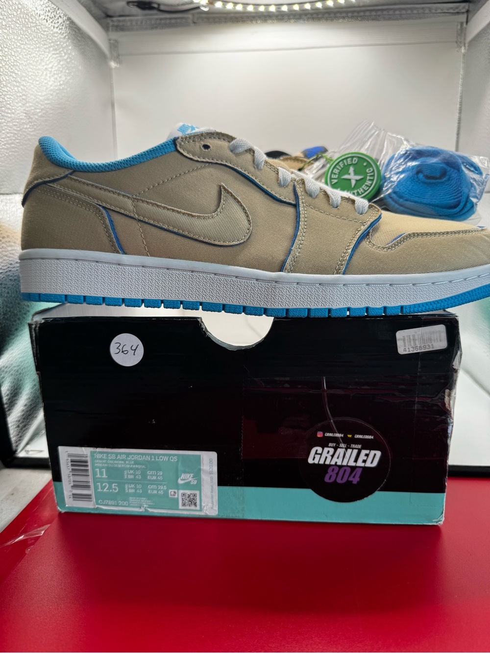 Nike mens Tan and Blue Low-Top Sneakers